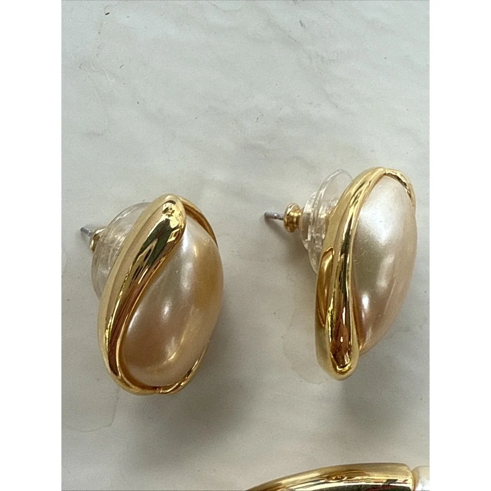 Vtg 60s Napier Oval Gold and Pearl Toned Resin Brooch Pin And Earring Set #155